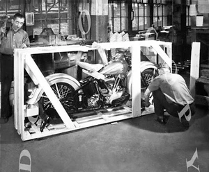 ANTIQUE REPRO 8X10 PHOTO HARLEY DAVIDSON MOTORCYCLE FACTORY SHIPMENT CRATING - Picture 1 of 1
