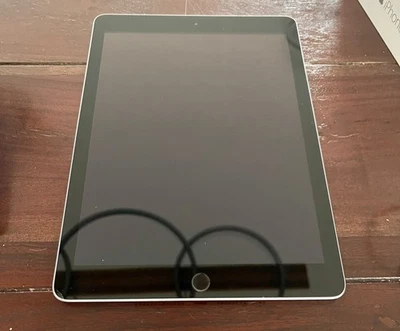 Apple iPad 6. Gen. 128GB, WLAN, 24,64 cm, (9,7 Zoll) - Spacegrau - Bild 1 von 3