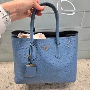 Borsa Prada in pelle di struzzo bellissima borsa blu chiaro con manico superiore - Foto 1 di 22