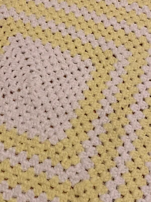 Tiro de ganchillo hecho a mano, pie de cama corredor, 81” x 25”, amarillo y blanco Foto 1 de 4