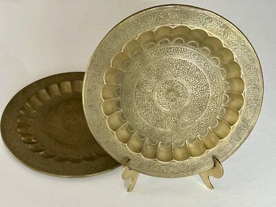 Par de placas marroquí antiguas de latón de Oriente Medio grabadas 111/2" patinadas en oro de colección Foto 1 de 4