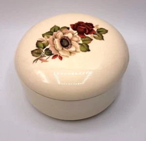 Plato de baratija vintage 1978 Albertas Mads cerámica blanco rojo rosa con tapa abovedada - Imagen 1 de 5