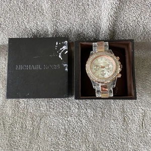 Nice Michael Kors Women’s, Rose gold metal and iridescent watch Used (26) - Picture 1 of 16