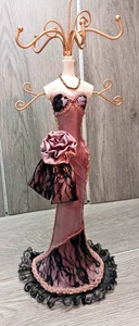 Vestido Victoriano Polvoriento Rosa y Negro Encaje Joyería Exhibición Collar Pendiente 16" - Imagen 1 de 9