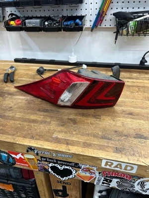 Lexus IS250 IS350 2014 2015 2016 sedán lado del conductor LED luz trasera exterior OEM Foto 1 de 4