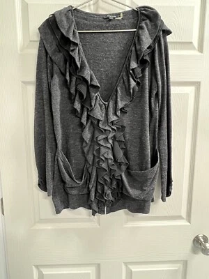 Suéter Cecico Gris Forrado con Volantes y Bolsillos - Talla Grande - Usado en Excelente Condición Foto 1 de 4