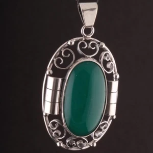 Colgante de plata C. Brumberg Hansen con piedra verde. 830S. Copenhague, Dinamarca. - Imagen 1 de 4
