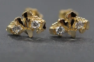 Pendientes de pepita cz brillantes de oro amarillo liso de 10 K para hombres, mujeres y niños. - Imagen 1 de 12