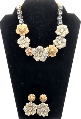 Elegante conjunto de collar y pendientes de colección Ann Taylor azul cristal transparente pavé Foto 1 de 4