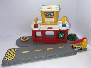 2001 Fisher Price Little People Discovery Airport Spielset - Bild 1 von 3
