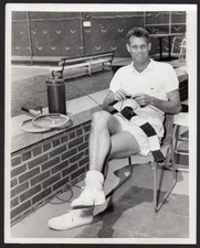 GARDNAR MULLOY US No. 1 tennis player relaxes KNITTING Spring Lake NY 1953 PHOTO