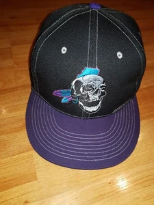 Official Fitted Cap 7,25 71/4 Kappe rot Indianer Totenkopf - Bild 1 von 5