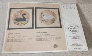 The Creative Circle 1125 Ebenholz Schwan 1128 Elfenbein Schwan Kreuzstich Set - Bild 1 von 4