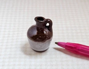 Jarra de agua de cerámica esmaltada miniatura de 2 tonos (1 1/8" de alto): CASA DE MUÑECAS 1:12 - Imagen 1 de 1