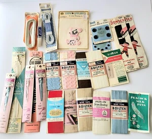 KONVOLUT VINTAGE NÄHIDEEN, REISSVERSCHLÜSSE, NAHTBINDUNG, RIC RAC, SCHRÄGBAND, NEU IN VERPACKUNG - Bild 1 von 1