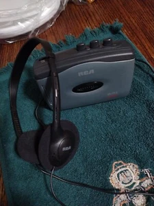 Reproductor de cassette Walkman radio AM FM reproductor de graves RCA de colección RCA RP1810B cabezal portátil - Imagen 1 de 7