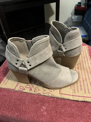 Botas de salto Fergalicious Augustine cinza acinzentado biqueira aberta 8,5 - Imagem 1 de 4