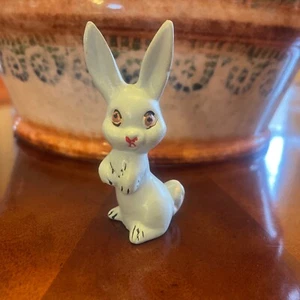 Estatuilla vintage de conejo de Pascua azul claro de cerámica pintada a mano 3,25"" de alto - Imagen 1 de 5
