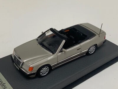 1/43 Minichamps Mercedes E Class  W124 1984 to 1995 Silver Leather base A1056 - Image 1 of 4