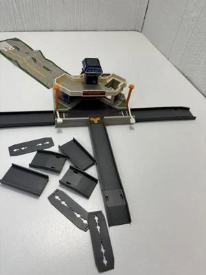 Micro Machines Hiways & Byways Red Rock International Airport 1995 Galoob - Image 1 of 4