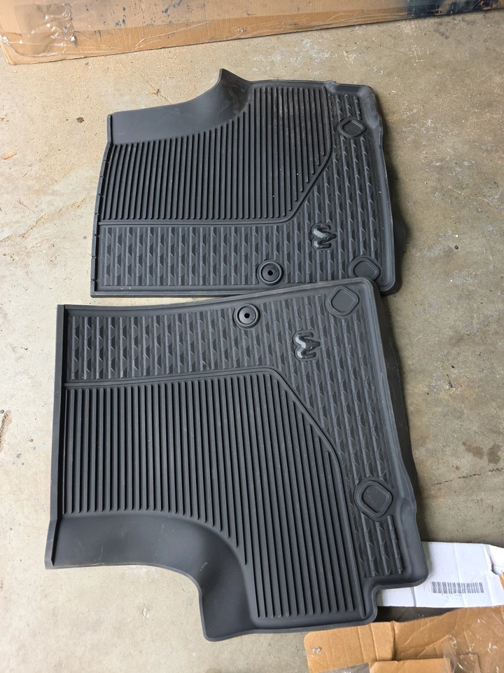 Alfombrillas para todo clima MOPAR 19-24 Ram 2500 3500 4500 5500 doble cabina Foto 1 de 3