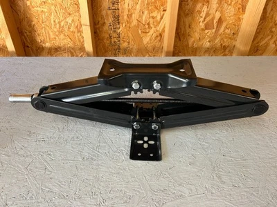 Heavy Duty Scissor Jack 2.5 Ton Capacity Large Lifting Pad Suitable For All Make - Image 1 of 4