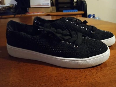 Zapatillas Nine West para mujer blancas y negras con tachuelas talla 8M Foto 1 de 4