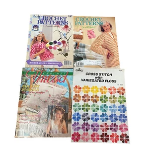 Posten 4 Vintage Häkelzeitschriften Flugblätter Blumen Frühling Herbst Kreuzstichmuster - Bild 1 von 2