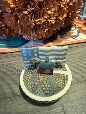 复古 Our America 蜡烛上衣,爱国国旗细节,农场上的红色谷仓 — 第 1/4 张图片