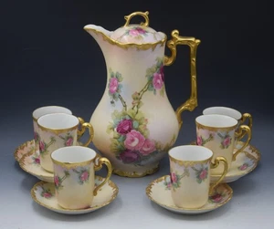 T&V LIMOGES PORCELANA 7 piezas OLLA CHOCOLATE 6 TAZAS 6 PLATILLOS SET ROSAS ANTIGUO - Imagen 1 de 18