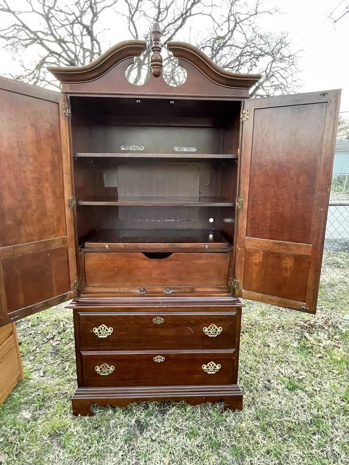 Armario antiguo de madera de caoba o muebles de dormitorio marrón de entretenimiento  Foto 1 de 4