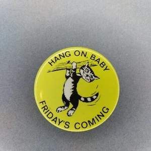 Botón Pinback Cat Hang On Baby Friday's Coming 2"  - Imagen 1 de 2