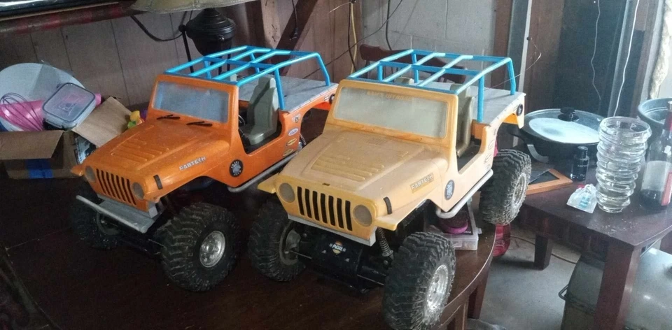 carros de controle remoto antigos usados em escala 1/8 - Imagem 1 de 4