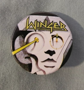 Vintage Original 1980er ~ WINGER ~ Blasorchester Pinback Button Pin Roboter - Bild 1 von 1