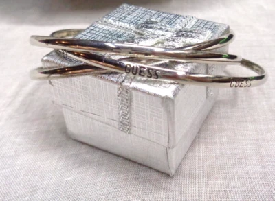 Conjunto de trío brazalete brazalete brazalete vintage joyería patrimonial ~ tono plateado GUESS LOGO Foto 1 de 4