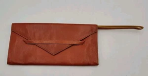 Cinturino da polso nascondibile TUSK in pelle arancione stile busta pochette - Foto 1 di 10