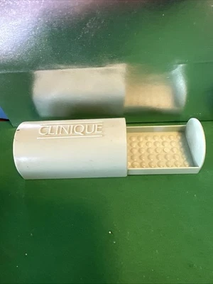 Estojo de saboneteira Clinique verde deslizante vazio tamanho completo é para um bar de viagem. - Imagem 1 de 4