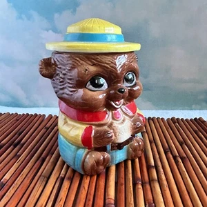 Tarro de galletas de cerámica vintage Mid-Century Smiling Bear con sombrero amarillo/cinta azul - Imagen 1 de 10