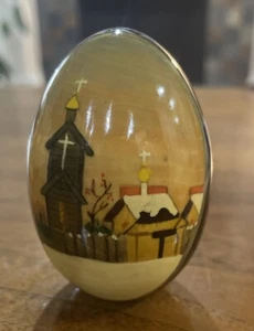 Uovo di Pasqua religioso laccato dipinto a mano russo anni 90 scena chiesa, firmato - Foto 1 di 4