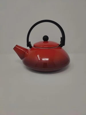 Tetera Le Creuset de acero esmaltado rojo Foto 1 de 4