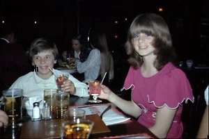 Vintage 35 mm Dia süßes junges Mädchen mit rotem Kopf trinkt einen Shirley-Bügel 70er - Bild 1 von 2