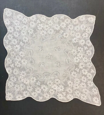 Pañuelo blanco con detalles florales y cintas pañuelo para damas bordes de vieira enrollados Foto 1 de 4