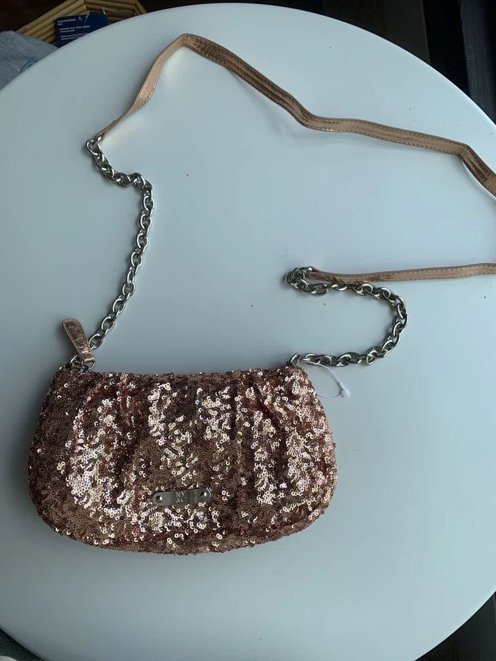 Nuevo con etiquetas Cartera Bandolera New York & Company Rosa Claro Lentejuelas Cadena Plateada Elegante Foto 1 de 4