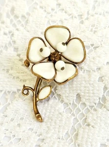 VINTAGE Gripoix Pour Milk Glass Flower Brooch White Rhinestone Beads Jewelry - Picture 1 of 3