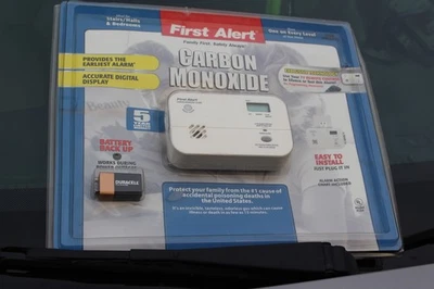 FIRST ALERT CARBON MONOXIDE ALARM ~ MODEL FCD4 BRAND NEW FACTORY SEALED - Image 1 of 4
