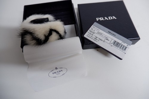 Bracciale donna Prada NUOVO IN SCATOLA pelliccia di visone braccialetto bianco nero prezzo al pubblico £ 200