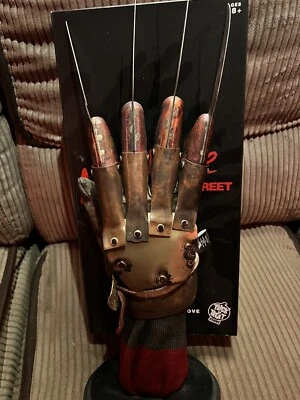 Guante Freddy Pesadilla en Elm Street 1 con brazo personalizado exhibición réplica Tots Foto 1 de 4