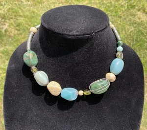 Collar de piedras preciosas semipreciosas tono plata Kenneth Cole - piedras azules y verdes. - Imagen 1 de 8