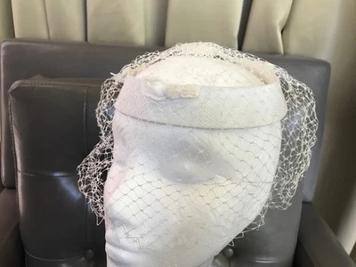 Gorra de boda pequeña vintage años 50 marfil con velo corto y lazos de terciopelo Foto 1 de 4