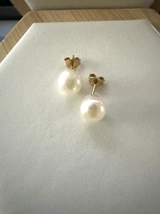 14kt.yellow gold stud earrings with round pearl. 1.9 - Picture 1 of 2